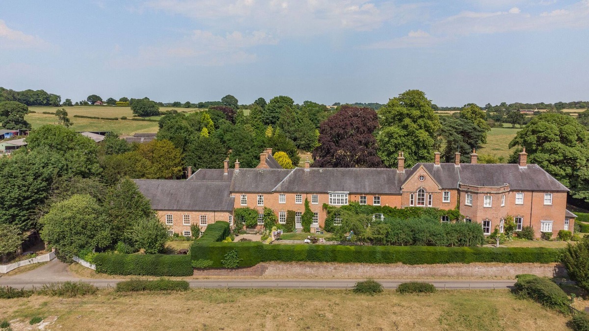 Hulland Ward Cottage | LADY POND RETREAT, family friendly, with hot tub in Ashbourne