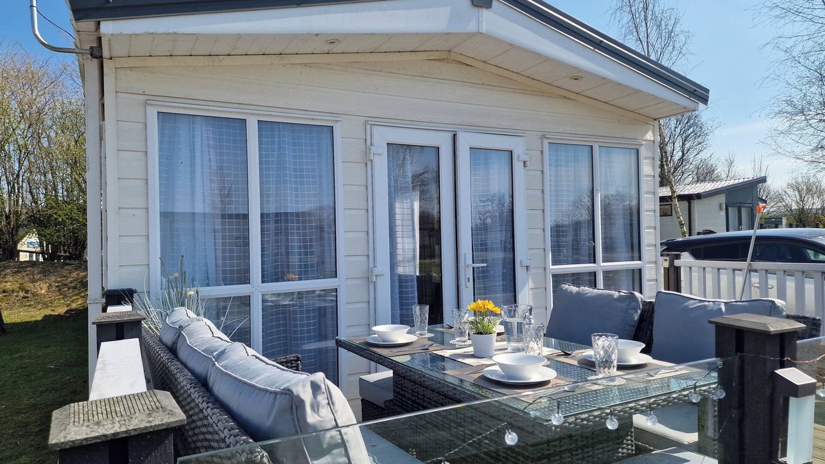 Tewitfield Cottage | LADYBIRD LODGE, pet friendly, with pool in Carnforth