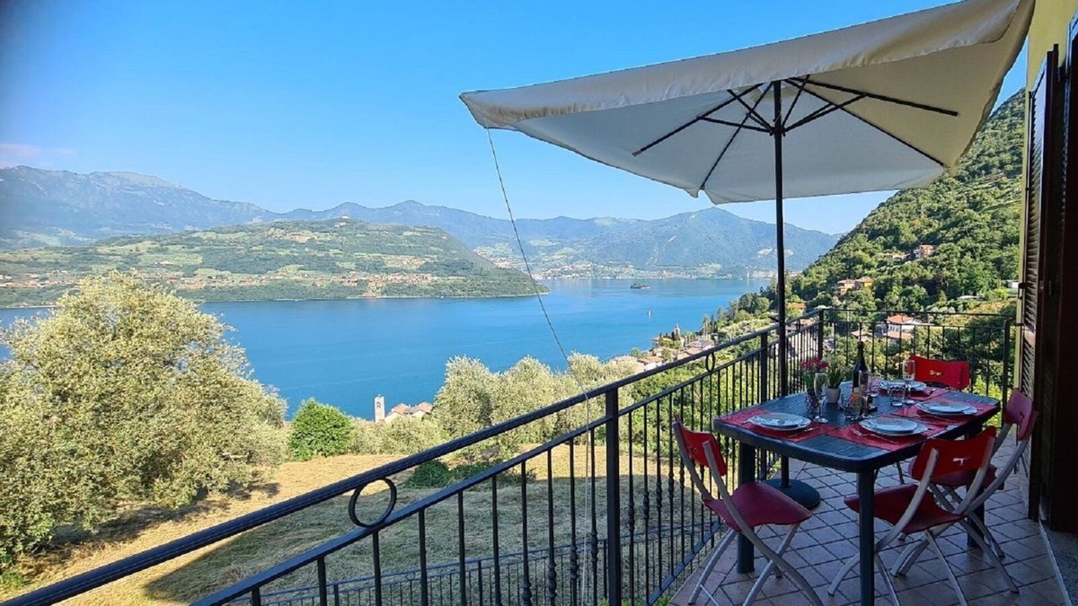 Tavernola Apartment | LADYBUGS RESIDENCE WITH LAKE ISEO VIEW