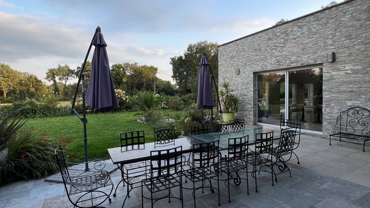 Saint-Medard-sur-Ille Resort | Lafamosia Between loft and villa with pool