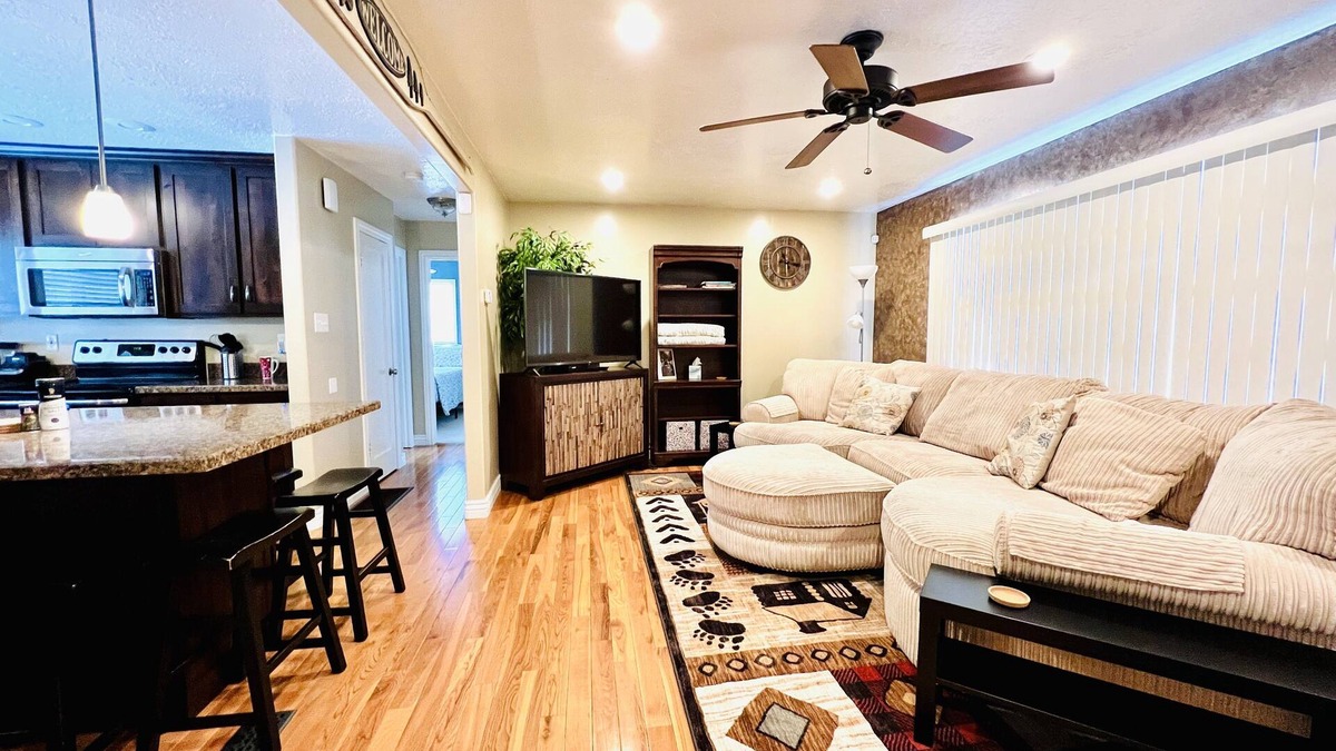 Washington Terrace House | Lagoon, Ski, HAFB, WSU and Dee Event Center.