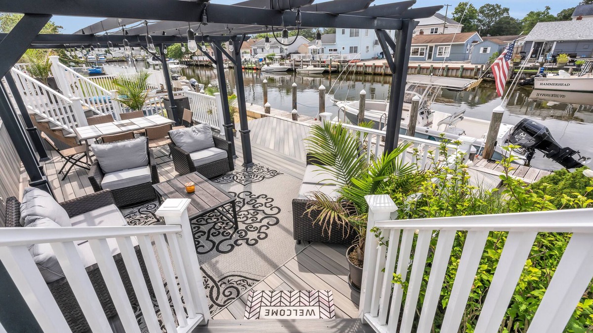 Forked River Villa | Lagoonfront Villa with hotub and dock! 15 min away from LBI- monthly