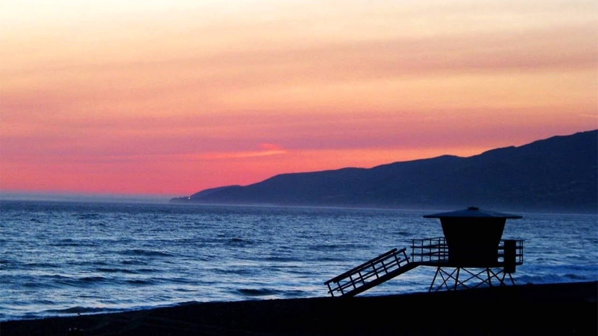 Western Malibu House | LAID BACK LIFESTYLE OF MALIBU - WALK TO THE BEACH!