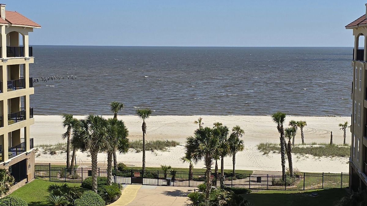 Henderson Point Condo | Laid-Back Luxury – Beachfront Condo at Inn By The Sea
