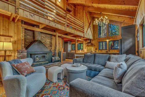 Chamberlands House | Laid-Back Tahoe Stay Walk to Lake & EV Charger