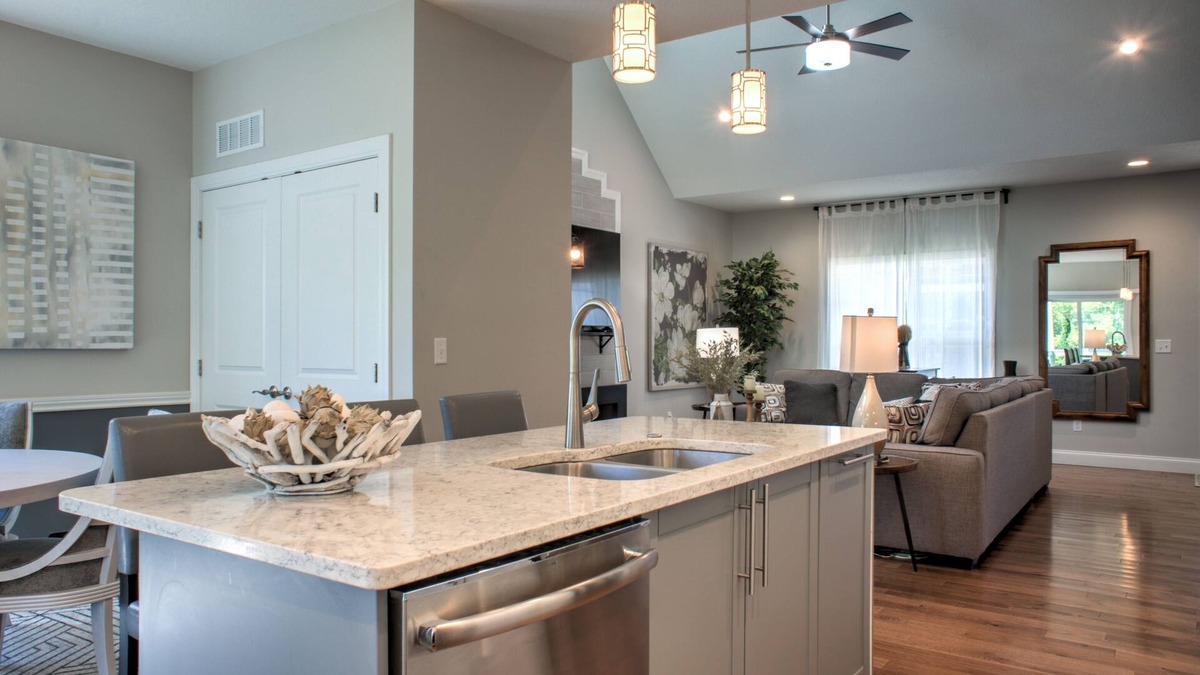 Weaverville House | Lake + 4 King Beds + 2.5 Bath +10Min to DT Ashe + Peaceful + Walking Trail