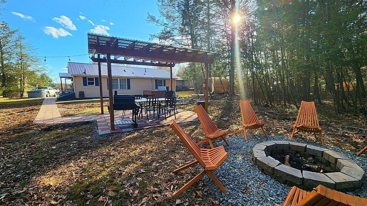 Loch Sheldrake House | Lake Access! Catskill Cozy Home- Hot Tub +Sauna