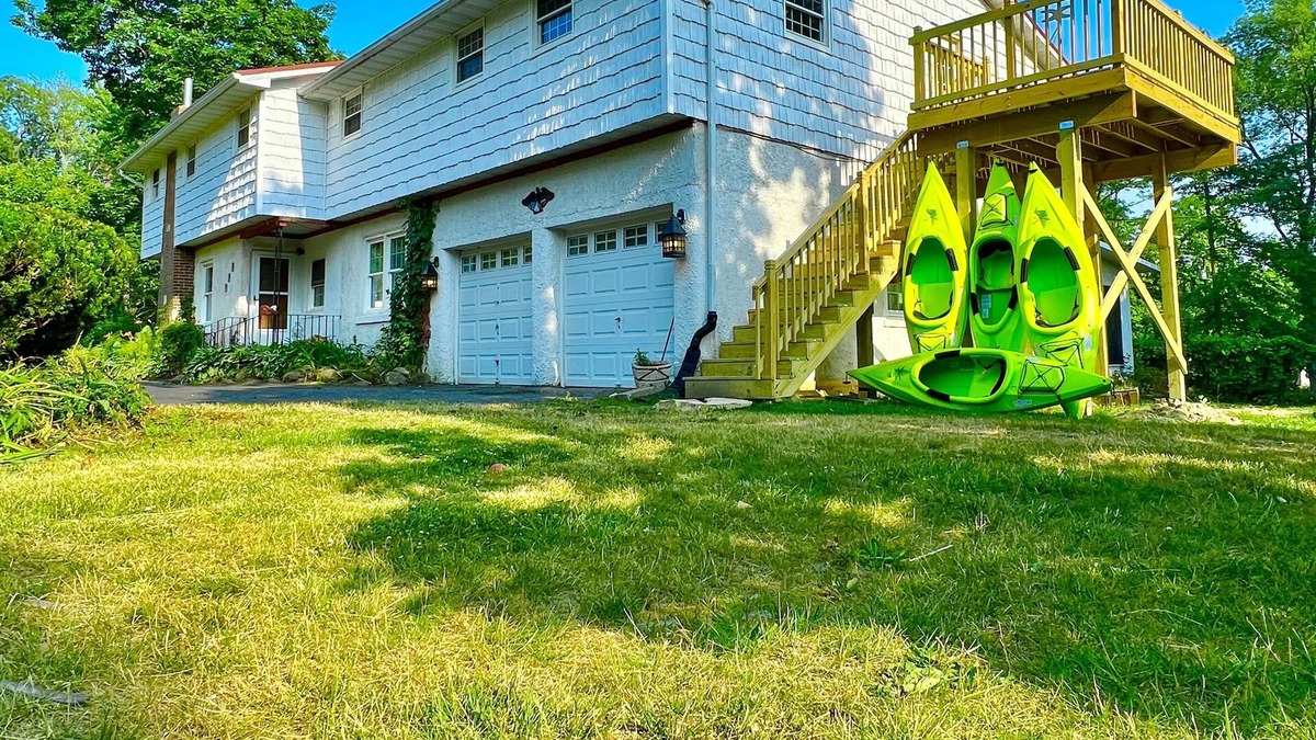 Cedar Lake House | LAKE ACCESS, spacious lake home perfect for large families and events, +kayaks