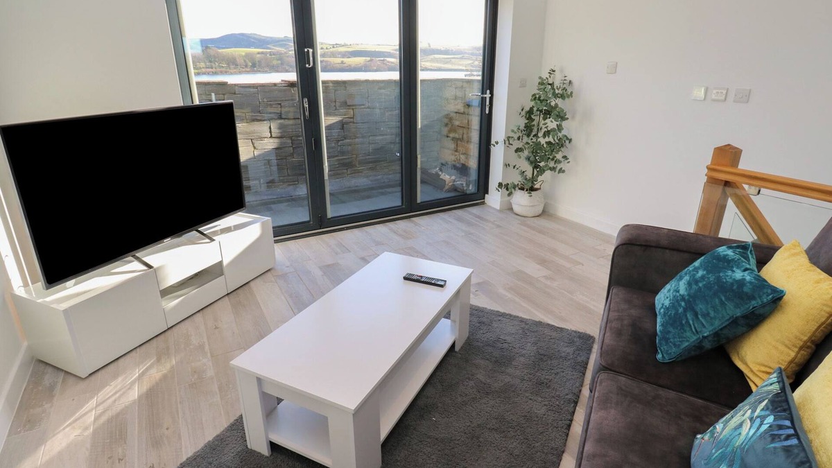 Littleborough Cottage | Lake Bank Views
