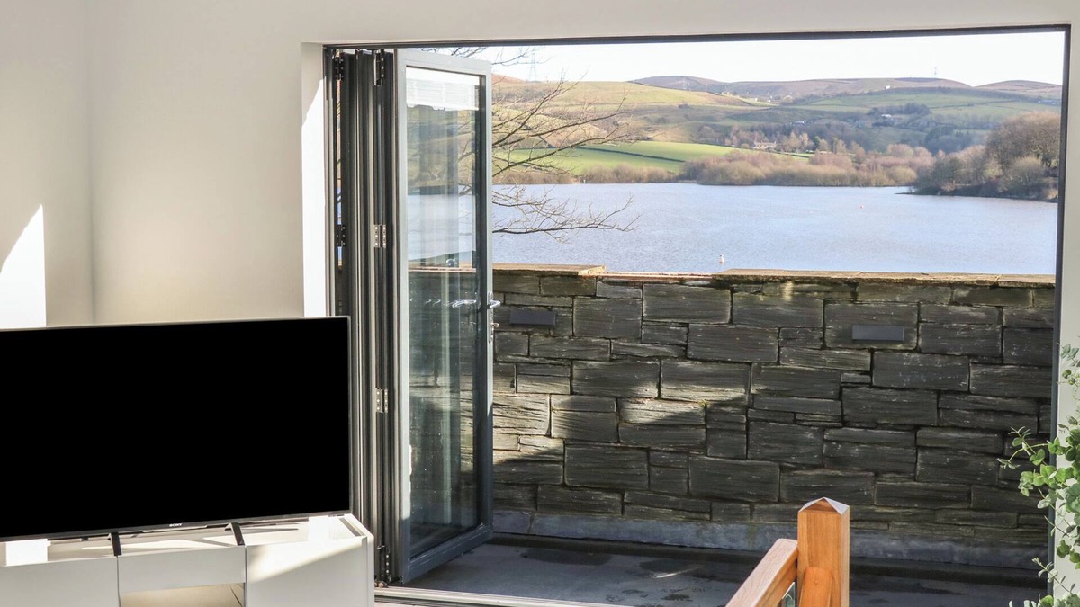 Littleborough Cottage | LAKE BANK VIEWS, romantic, with a garden in Littleborough
