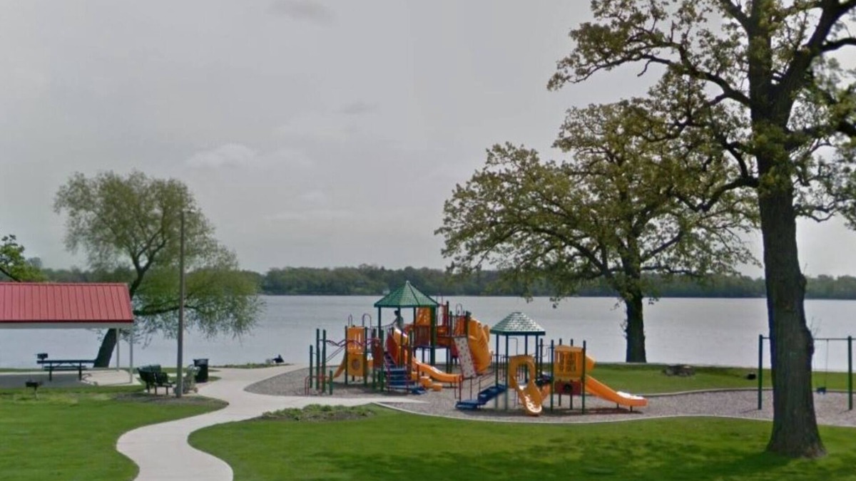 Round Lake Beach House | Lake/Beach Getaway (Remodeled)