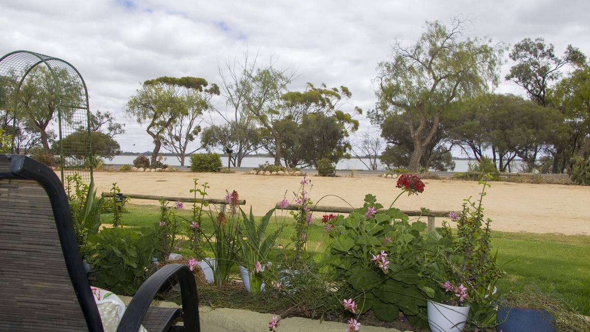 Barmera House | Lake Bonney Views - Cabin Retreat