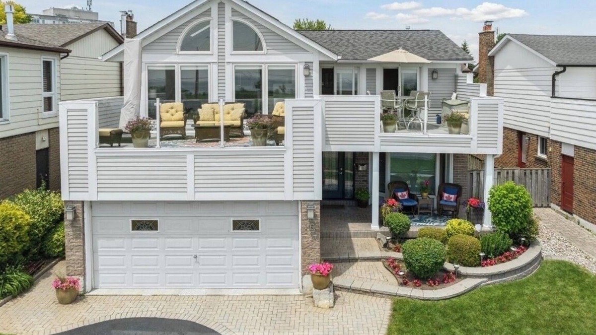 Ajax Apartment | Lake Breeze Apartment, EV Charging & Free Parking