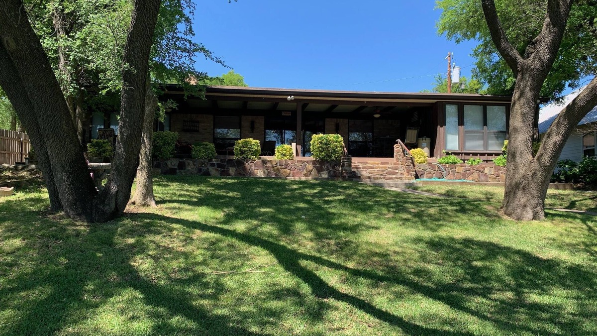 Brownwood House | Lake Brownwood Waterfront Home