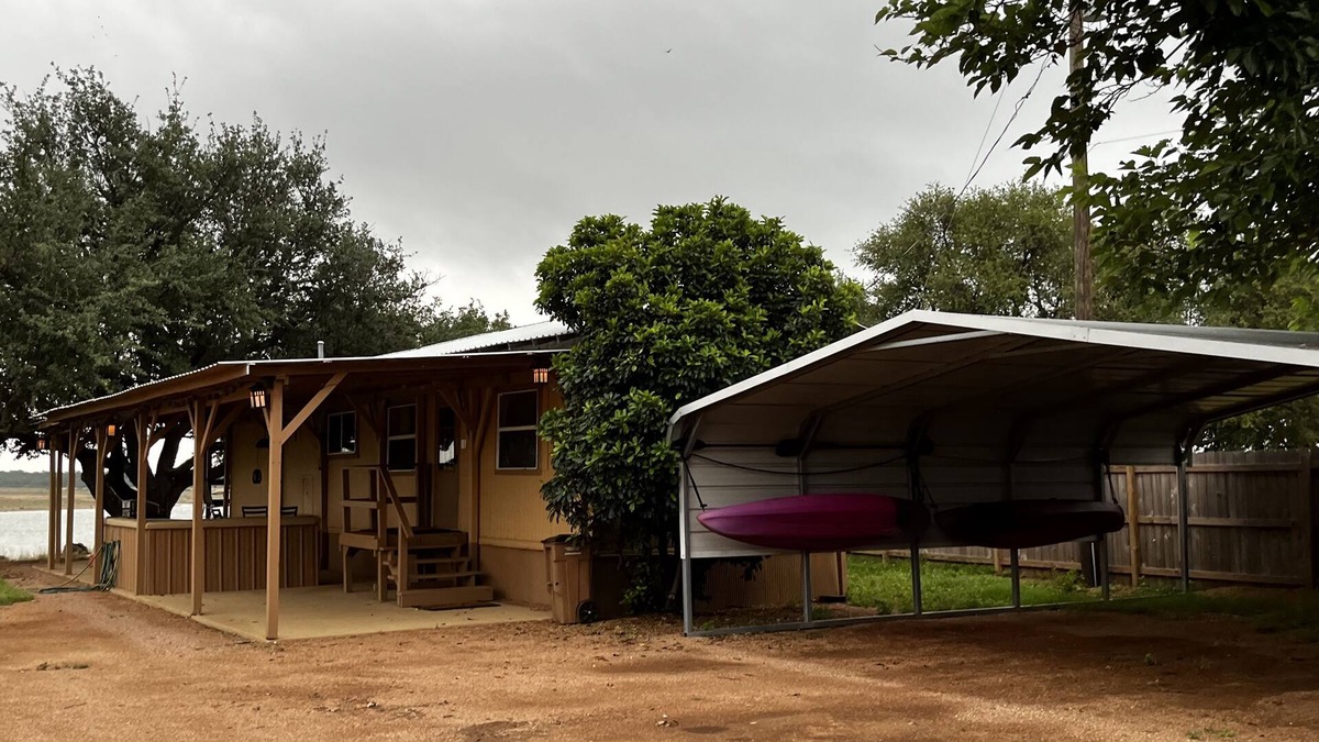 Buchanan Dam Cottage | Lake Buchanan Water Front Cabin ~ Hot Tub, Fire Pit lounge, Grill, Kayaks.