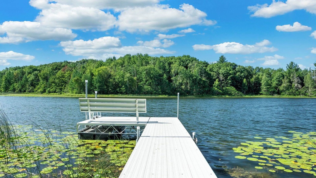 Oxford Cabin | LAKE Cabin, KING BED, 25 min to Dells, large yard!