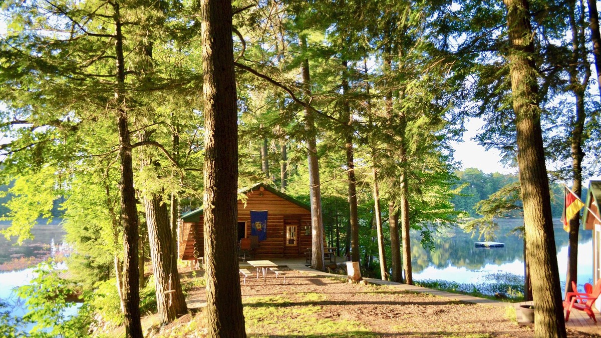 Deerbrook Cabin | LAKE CABIN - TIMELESS BEAUTY Nestled 15' Feet Away from Water On 150' Peninsula