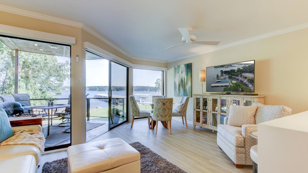 Hot Springs Condo | LAKE, CASINO, HORSE RACING, SPA & HIKING! "NO REGRETS" 1/1 LAKEFRONT CONDO!