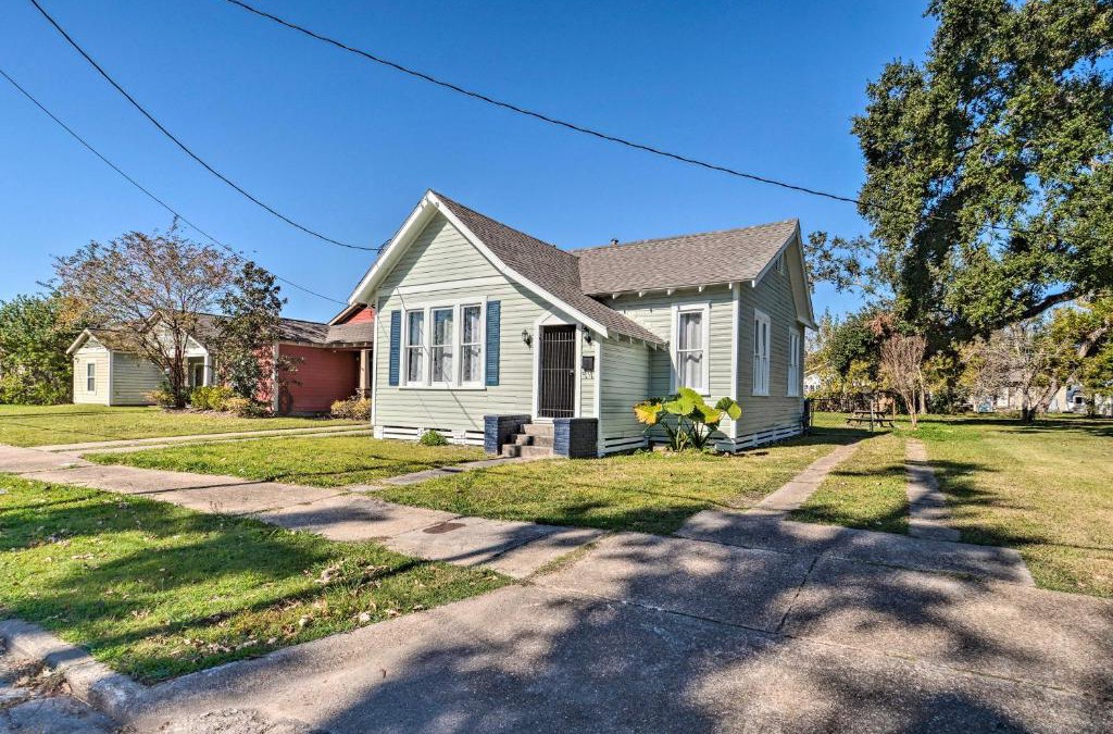 Lake Charles House | Lake Charles Cottage with Fireplace and Yard!