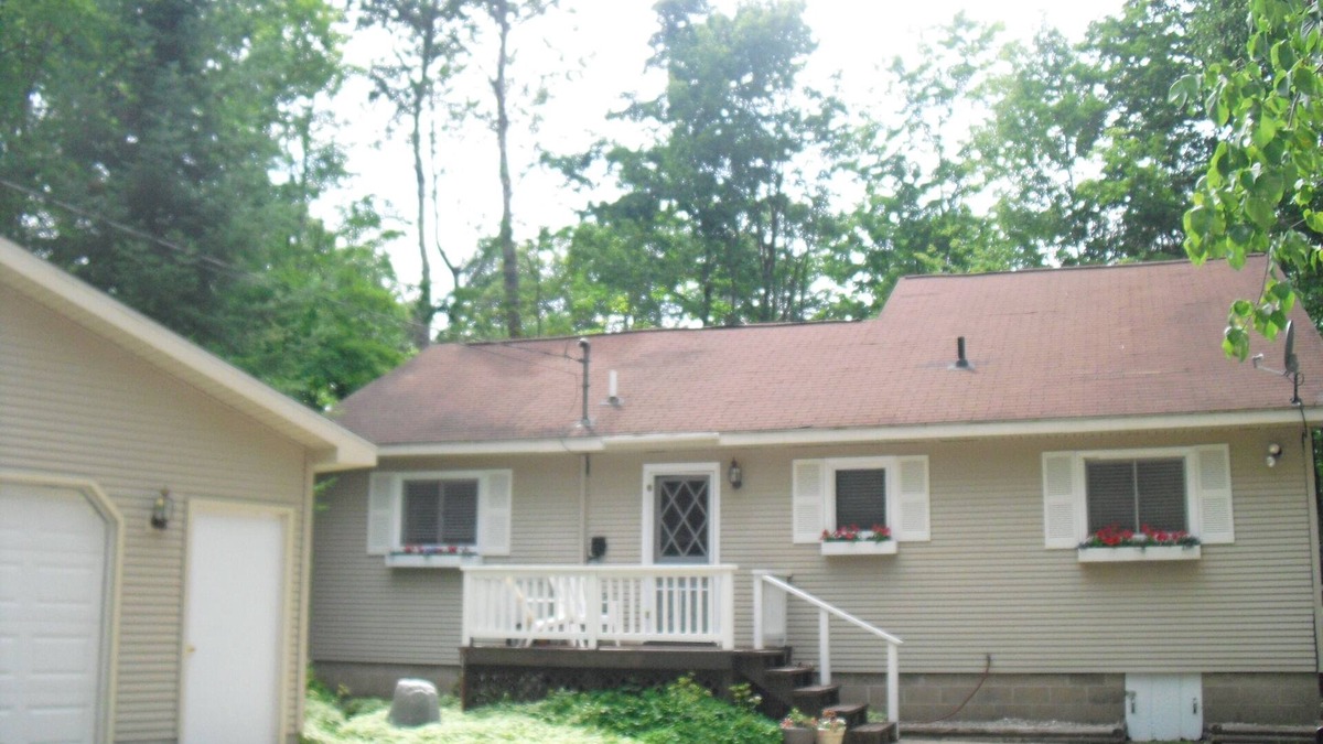 East Jordan Cottage | Lake Charlevoix Access!