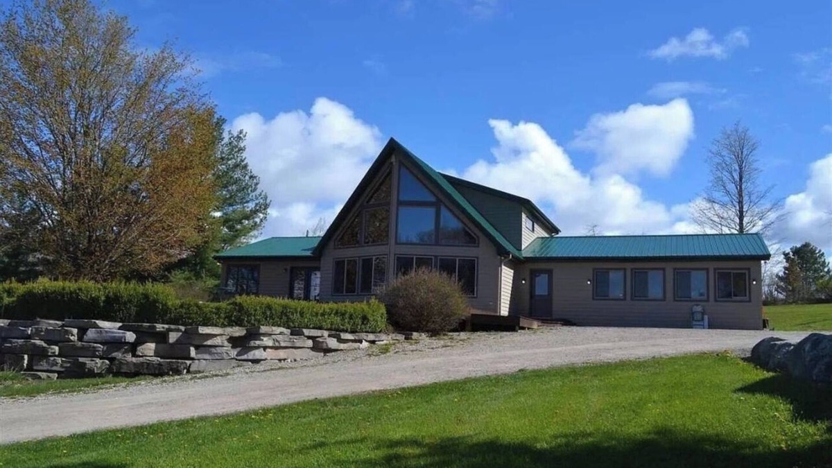 East Jordan House | Lake Charlevoix View- 10 Acre Private Retreat, Sleep from 2- 8 persons.