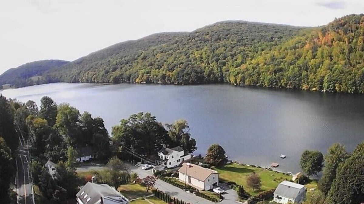 New Fairfield Cottage | Lake Cottage, Kayaks, FirePit, Grill & Deck, 1 hour & 15 Minutes to NYC!