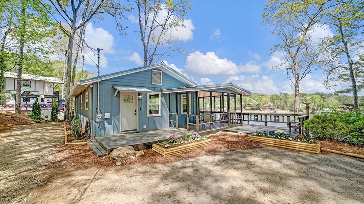 Alpine Bay Cottage | Lake Cottage - Sleeps 10 - Clean and Modern - Great Views