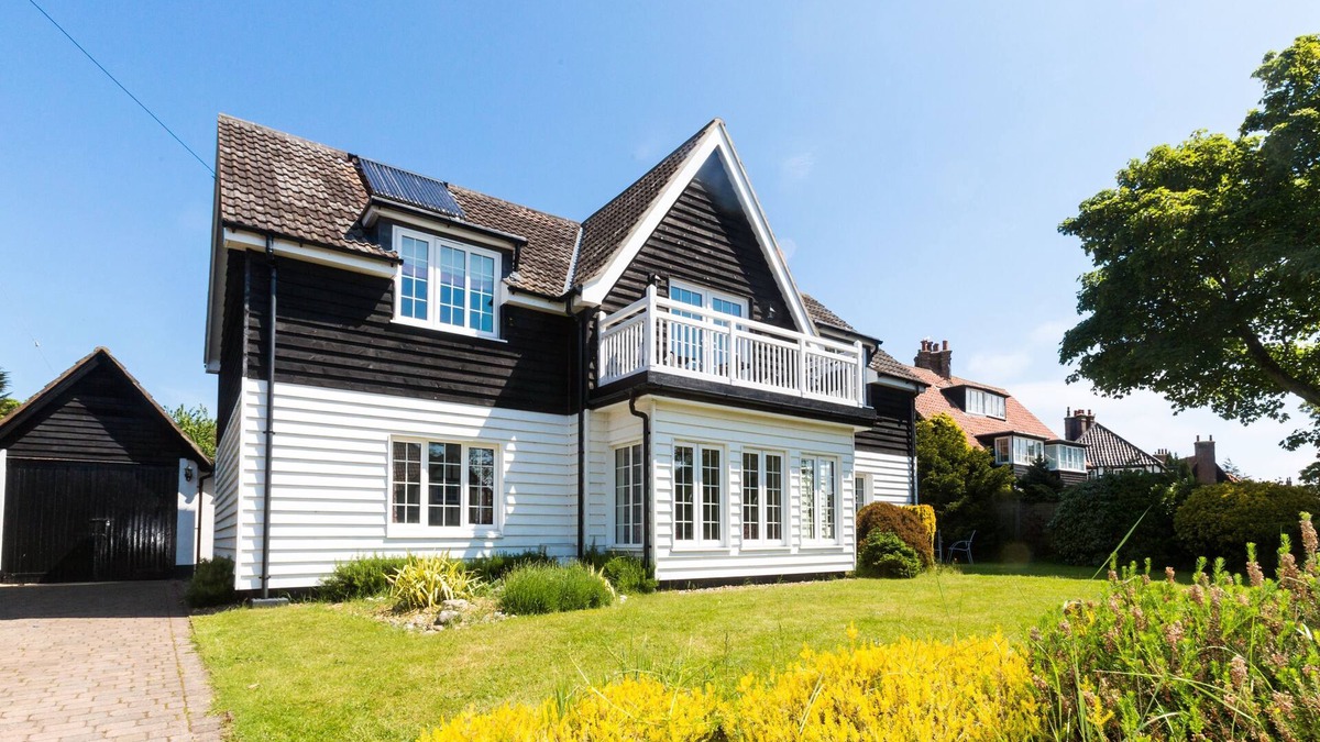 Thorpeness Apartment | Lake Cottage - sleeps 10 guests in 5 bedrooms