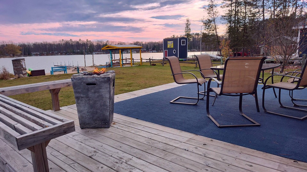 Harrison Cottage | LAKE COTTAGE! Wifi, tiki bar, nBeach, firepit, kayaks, PET