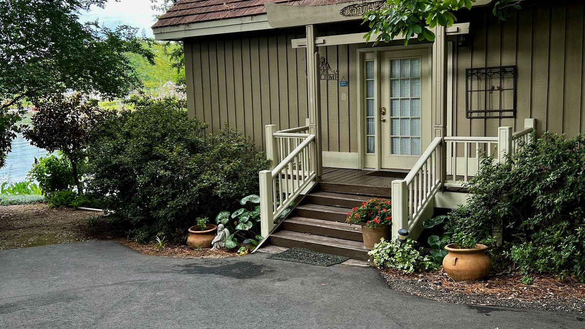 Gilbert House | LAKE COTTAGE WITH DECK - 5 Star - 2 Kayaks- 40 min. to downtown Columbia