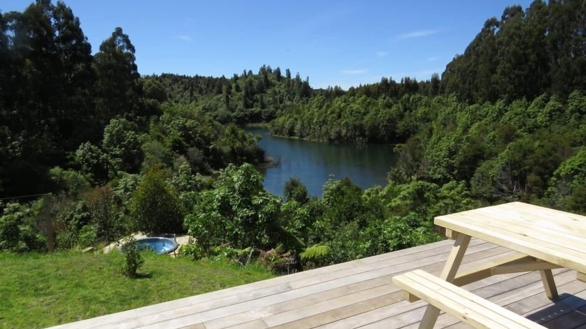 Okere Falls House | Lake edge on Rotoehu - stunning bush setting - The Barefoot Lodge