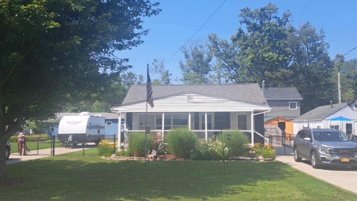 Town of Evans House | Lake Erie Beach Getaway @ Angola On The Lake