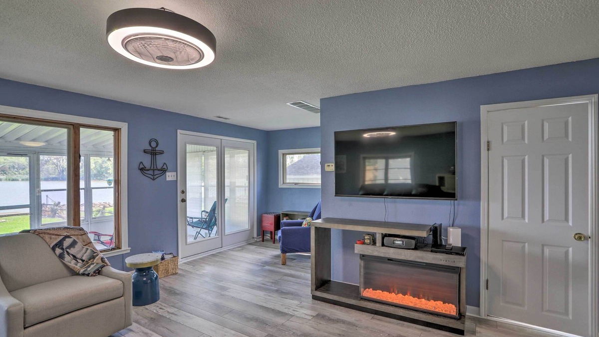 Shoreland House | Lake Erie Waterfront Home w/Sunroom & Yard!