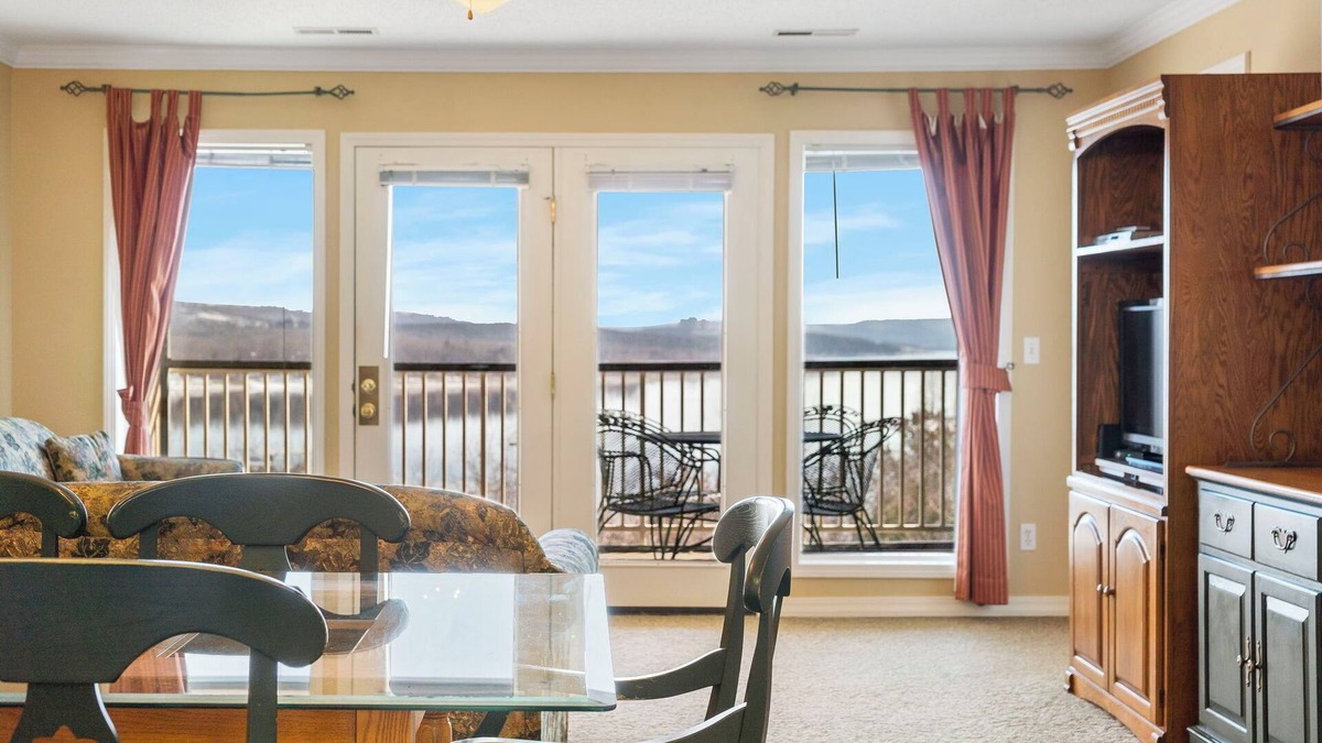 Indian Point Condo | Lake Escape: Boats Rentals & Tiki Bar