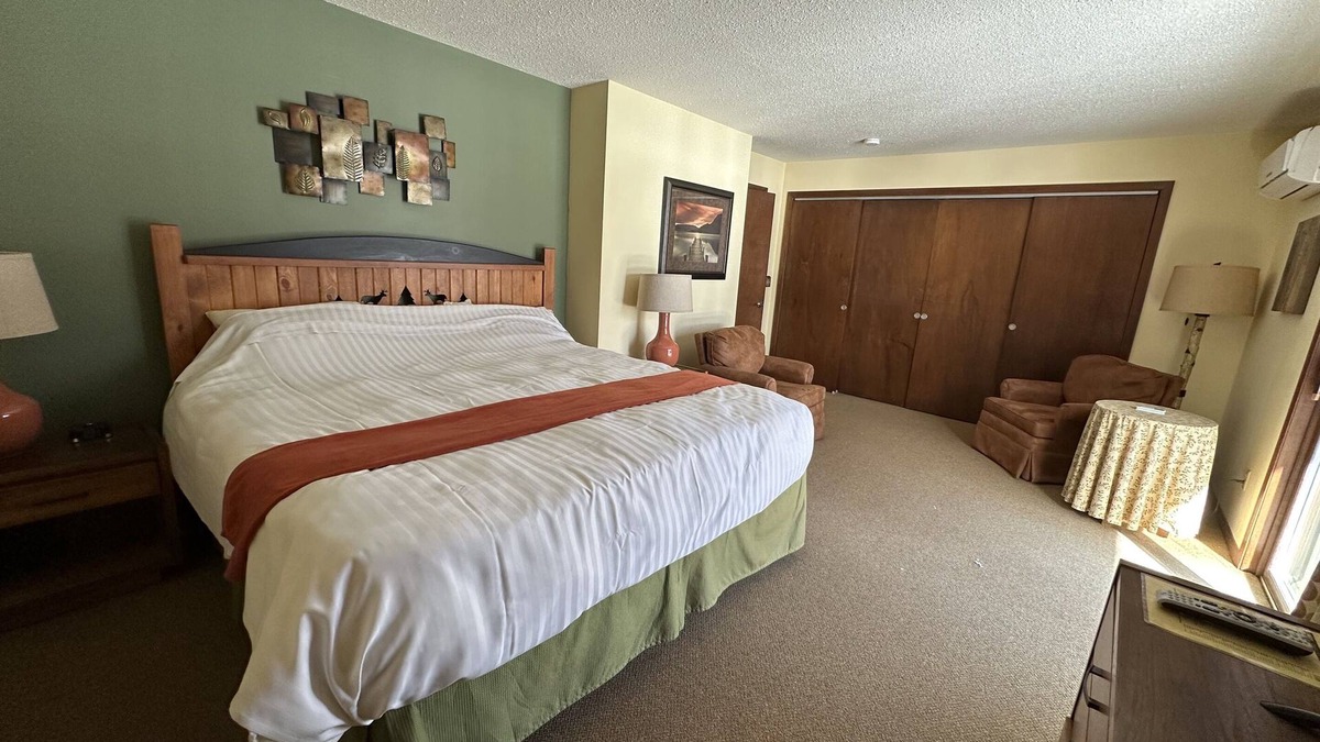 Eagle River Condo | Lake Forest Resort – Relax on a Pristine Sandy Beach in the Northwoods!
