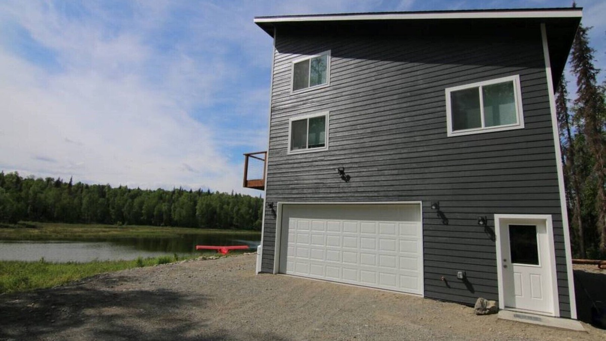 Talkeetna House | Lake front - 2 bedroom, 1 loft home with hot tub