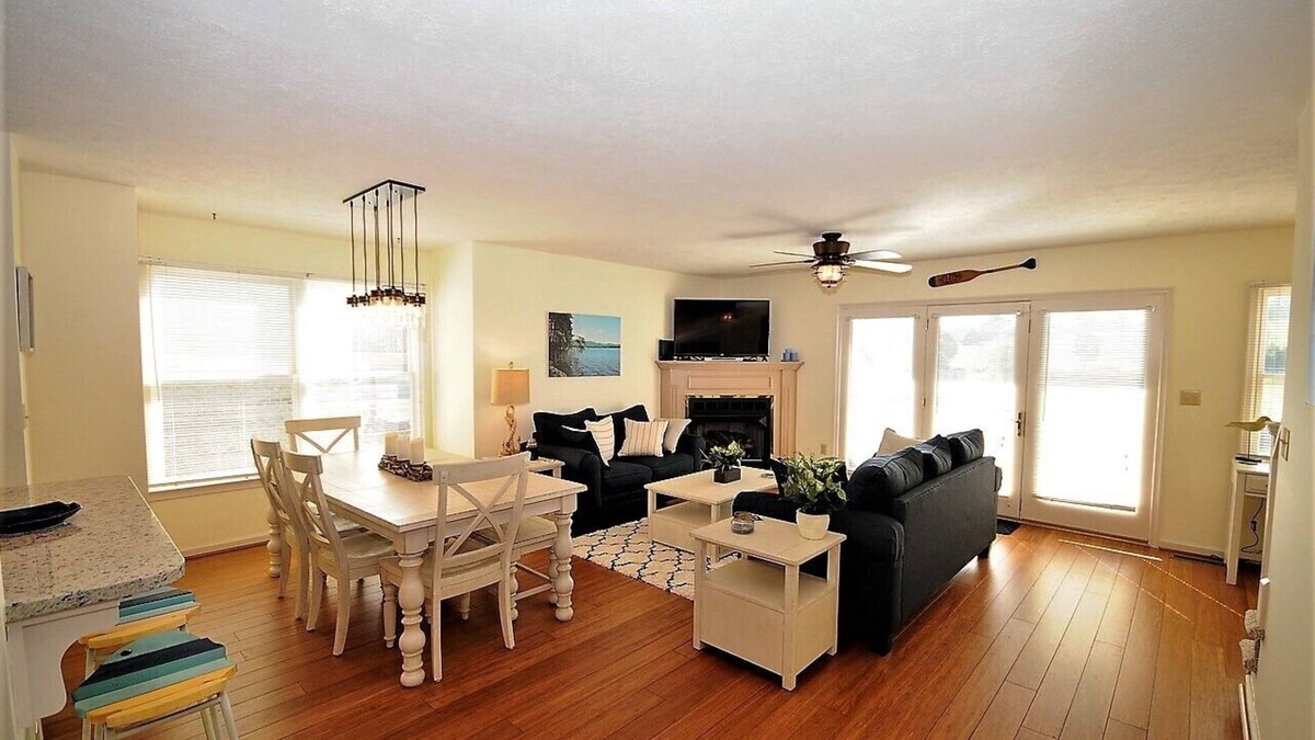 Hardy House | LAKE FRONT, 3 BEDROOM, 3 1/2 BATH, Covered Boat Slip, 2 FIREPLACE, 4 KAYAK, WIFI