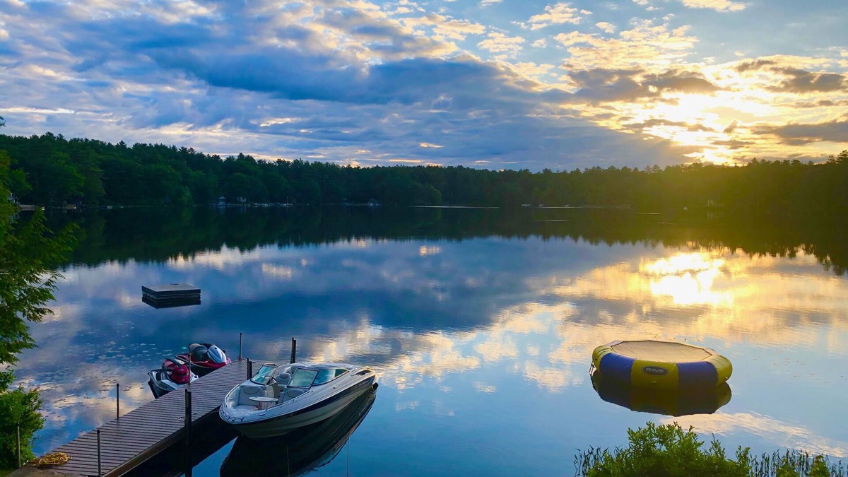 Mirror Lake House | Lake Front 4 Bedroom Private Family Retreat on Winni!