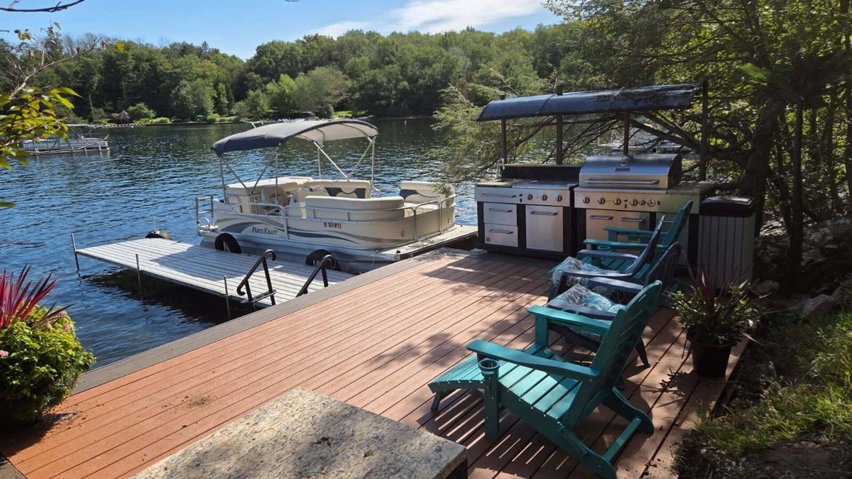 White Lake House | LAKE FRONT BETHEL WOODS Open Neal Young Your Own Dock to use,