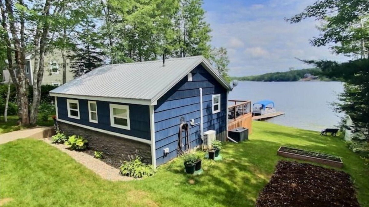 Shortts Lake Cottage | Lake Front Bliss: Cozy And Modern Cottage Retreat