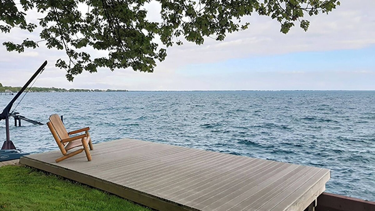 Anchorville House | Lake Front Bungalow with AC in charming Ira