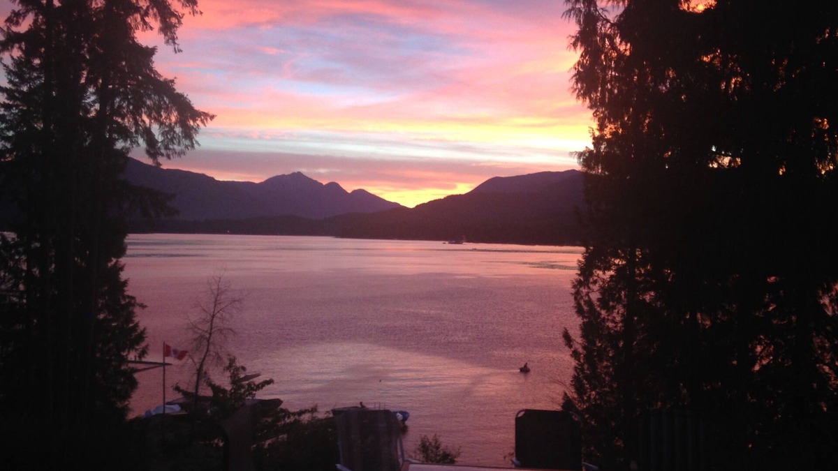 Port Alberni House | Lake Front cottage - Cozy winter fall and winter get away - Monthly discount