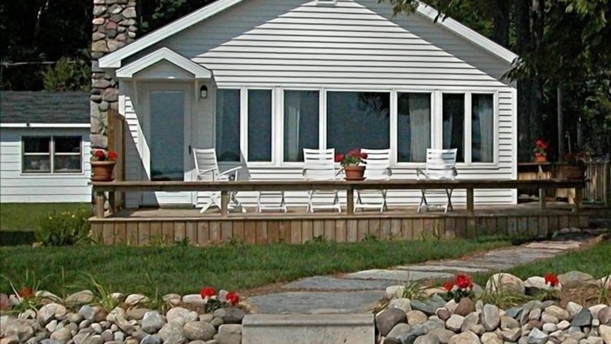 Pellston Cottage | Lake Front Cottage on Douglas LakenNear Petoskey, Pellston, Levering & Mackinaw