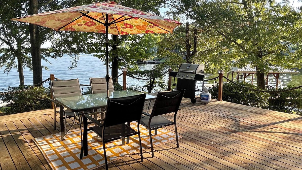 Leesburg Cottage | Lake Front Cottage, Private Boat Ramp & Dock, Kayaks, Arcade Games, Ping Pong