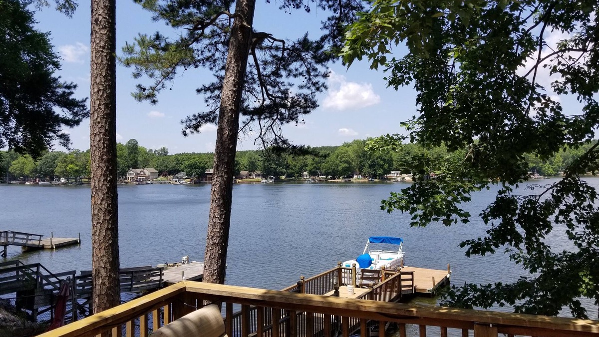 Southmont House | Lake front cottage with dock