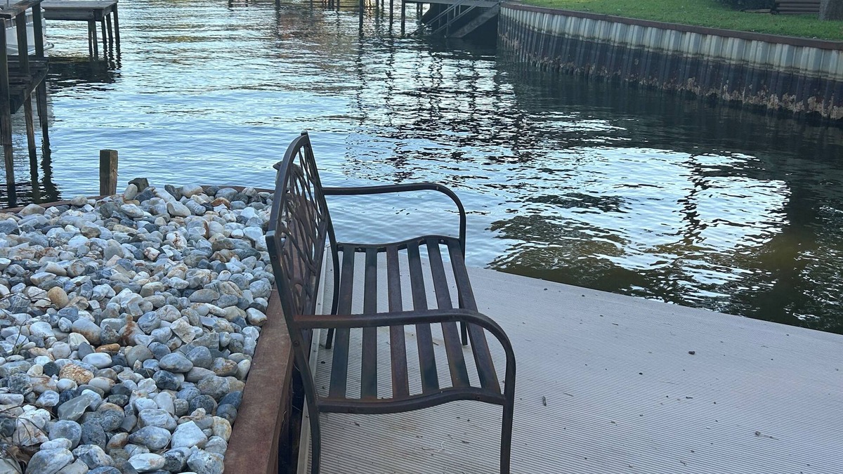 Tool House | Lake Front Cozy Cottage - PRIVATE DOCK - KAYAKS INCLUDED! LATE SUNDAY CHECKOUT