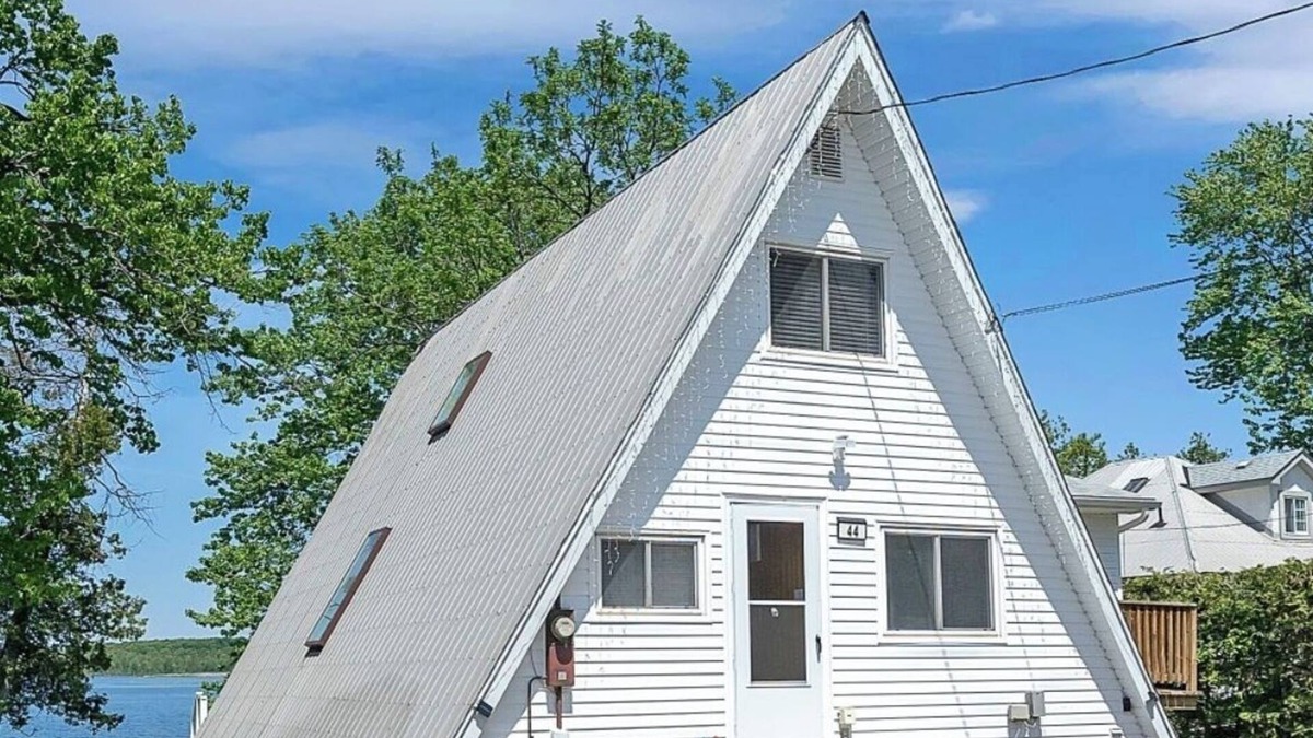 Barrie House | Lake front elf house🩷kayaks-fire pit🩷one hour away from Toronto