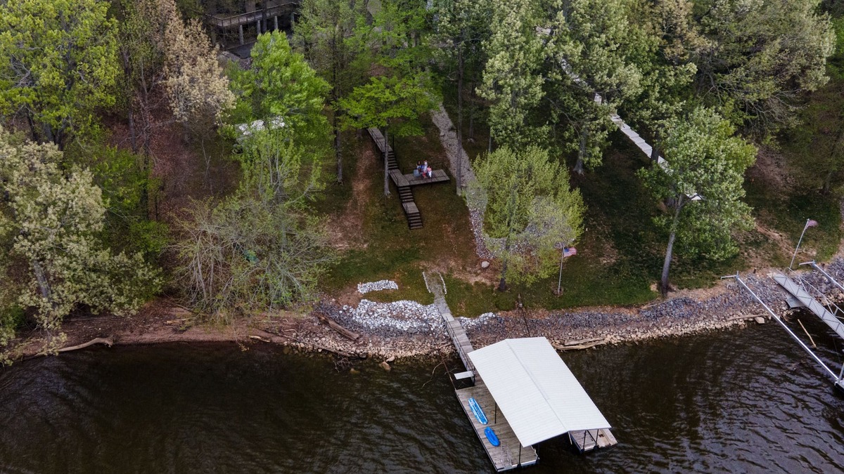 Eddyville House | Lake Front ~ Family Friendly ~ Private Dock with Amazing Views ~ Modern Upgrades