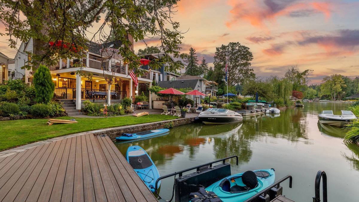 Lake Oswego House | {Lake Front Fun} The Little Cottage on West Bay of Lake Oswego