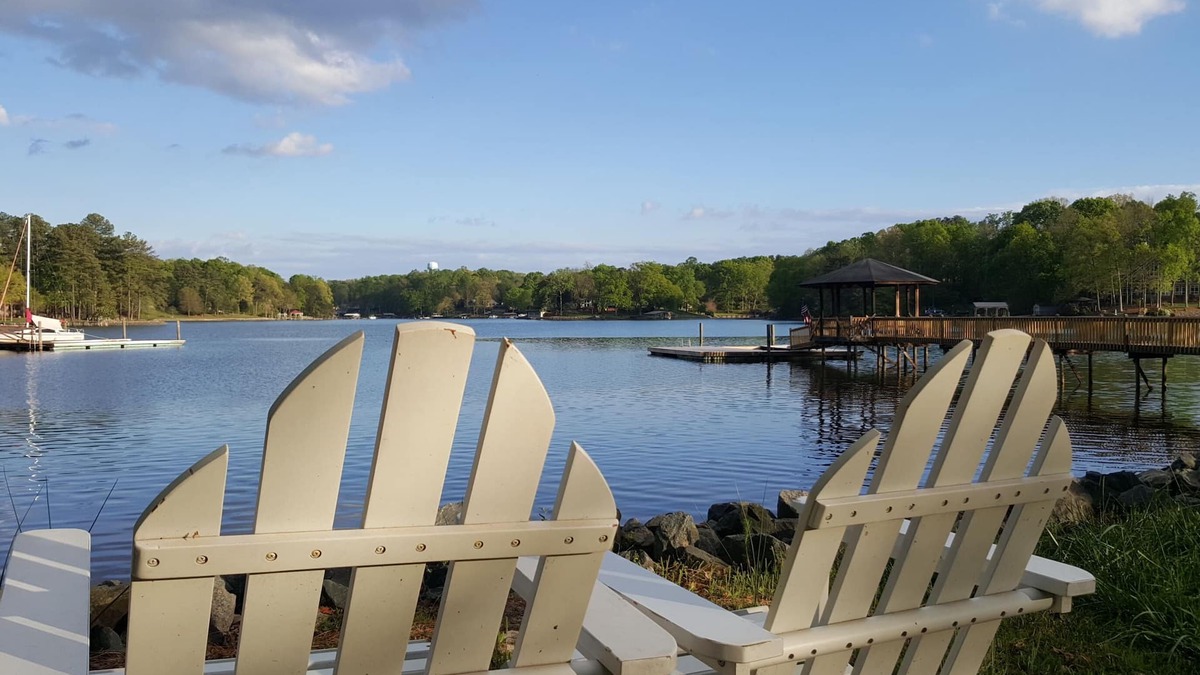 Mayhew House | Lake Front Getaway, Family Friendly.